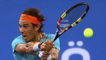 Rafa Nadal durante su duelo contra el británico Andy Murray en el torneo de exhibición de Abu Dhabi, en el que fue derrotado.