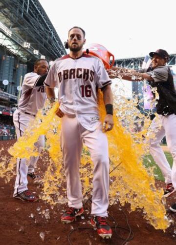 Chris Owings #16, de los Arizona Diamondbacks es bañado con Gatorade por Yasmany Tomas #24 y Nick Ahmed #13.