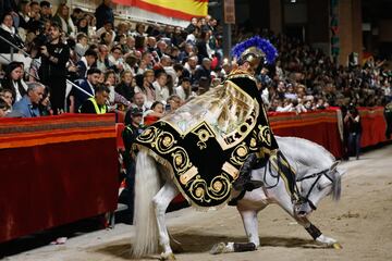 Un miembro del Paso Azul de Lorca durante la procesión del ‘Cristo del Perdón’, en Lorca, Región de Murcia (España). La procesión está presidida por la Cofradía de Nuestro Señor Jesús Nazareno el Cristo del Perdón. Es la tercera procesión que transcurre por la carrera principal y que cuenta con la presencia de un importante número de grupos bíblico-históricos tanto a pie como a caballo o en carros para escenificar la dominación que en Tierra Santa ejercieron sobre Israel los grandes imperios de la Antigüedad (Roma, Egipto, Persia). La imagen del Cristo de la Misericordia se une al Vía Crucis de la medianoche para regresar a su Ermita Central del Monte Calvario.