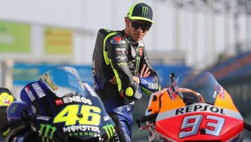 Yamaha MotoGP&#039;s Valentino Rossi of Italy looks at his bike in Doha on March 7, 2019 at Losail Circuit ahead of the season&#039;s start at Qatar MotoGP grand prix on March 10. (Photo by KARIM JAAFAR / AFP)