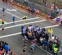 ¿Saben cómo se cruza un paso de cebra en la Maratón de Boston?