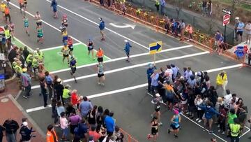 ¿Saben cómo se cruza un paso de cebra en la Maratón de Boston?