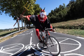 Wout Van Aert del Jumbo Visma se volvió a quedar con la victoria después de una etapa marcada por los abanicos que afectaron a varios que estaban en el Top 10 de la clasificación general. Egan es el mejor colombiano a 13 segundos del líder Adam Yates del 