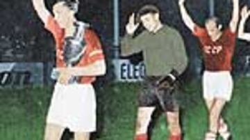 <b>EL PRIMER VENCEDOR</B>. El capitán Netto, seguido de sus compañeros, con la primera Copa.