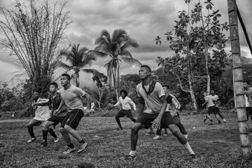 El fotógrafo colombiano realizó una serie fotográfica en la cual narra la historia de excombatientes de las FARC que juegan al fútbol frente a pobladores locales de la zona y soldados de las Fuerzas Armadas de Colombia. 