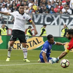 ¿Cuántos goles le ha convertido Esteban Paredes a Johnny Herrera?