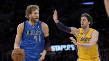 Pau Gasol defiende a Dirk Nowitzki en el triunfo de los Lakers sobre los Mavericks en el Staples Center.