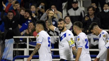 Argentina's Velez Lucas Pratto (2-L) celebrates after scoring against Estudiantes de La Plata during their Copa Libertadores group stage all-Argentine football match, at the Jose Amalfitani stadium in Buenos Aires, on May 24, 2022. (Photo by Juan Mabromata / AFP) (Photo by JUAN MABROMATA/AFP via Getty Images)