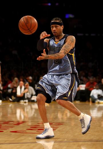 Equipos: Philadelphia 76ers (1996-2006 y 2009-2010), Denver Nuggets (2006-2009), Memphis Grizzlies (2009-2010). Promedios en su carrera: 26,7 puntos, 6,6 rebotes y 2,2 asistencias. El MVP con menos cent¨ªmetros de la historia. Peque?a muestra de lo especial que era The Answer. Revolucionario dentro y fuera de las pistas: su manejo del bal¨®n cambi¨®, a muchos, la forma de entender el baloncesto y su forma de vestir llev¨® a la NBA a imponer un c¨®digo de vestimenta. Las ¨²ltimas Finales de los Sixers a¨²n cuentan con sus 48 puntos ante los Lakers de Shaquille y Kobe, en 2001. En Philadelphia, donde cuelga su n¨²mero 3, fue All Star en nueve ocasiones. Dos de ellas, con un paso fugaz por Detroit y Memphis: 54 partidos en los Pistons¡ y tres en los Grizzlies. "No tengo ning¨²n problema con mi lesi¨®n, pero s¨ª con estar tanto tiempo sentado en el banquillo", hab¨ªa declarado tras el primero de los ¨²ltimos encuentros. Antes de sus fugaces escapadas, y de terminar con 25 partidos extra en la franquicia de su vida, tambi¨¦n disput¨® dos temporadas¡ y tres partidos en Denver Nuggets, donde sum¨® sus otras dos participaciones en el partido de las estrellas.