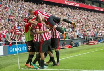Los jugadores celebran el 1-0 de Aduriz. 