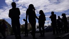 La gente espera en la fila para solicitar puestos de trabajo durante un evento de contrataci&oacute;n al aire libre para el resort y casino Circa, el martes 27 de abril de 2021 en Las Vegas. 