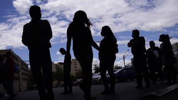 La gente espera en la fila para solicitar puestos de trabajo durante un evento de contrataci&oacute;n al aire libre para el resort y casino Circa, el martes 27 de abril de 2021 en Las Vegas. 