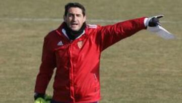 <b>ORGULLO. </b>Manolo Jiménez, dando instrucciones a sus futbolistas en el entrenamiento del miércoles.