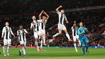 Soccer Football - Champions League - Group Stage - Group H - Manchester United v Juventus - Old Trafford, Manchester, Britain - October 23, 2018 Juventus' Leonardo Bonucci and team mates celebrate after the match REUTERS/Hannah McKay