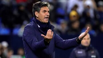 El entreandor Mauricio Pellegrino da instrucciones a los jugadores del Leganés durante el partido de LaLiga Santander contra el Levante.