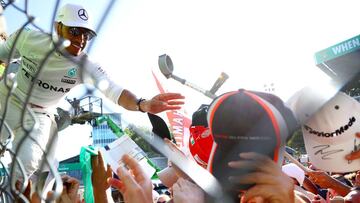 Lewis Hamilton celebrando su victoria con los tifosi en Monza.