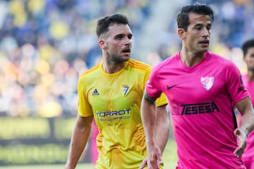 Álvaro Giménez y Luis Hernández, durante el Cádiz-Málaga de la temporada 2019-20.