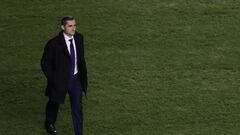 FC Barcelona&#039;s coach Ernesto Valverde enters to the pitch prior of the Spanish La Liga soccer match between Rayo Vallecano and FC Barcelona at the Vallecas stadium in Madrid, Spain, Saturday, Nov. 3, 2018. (AP Photo/Manu Fernandez)