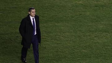FC Barcelona's coach Ernesto Valverde enters to the pitch prior of the Spanish La Liga soccer match between Rayo Vallecano and FC Barcelona at the Vallecas stadium in Madrid, Spain, Saturday, Nov. 3, 2018. (AP Photo/Manu Fernandez)
