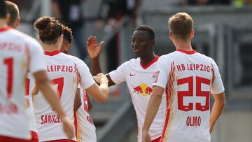 12 September 2020, Bavaria, Nuernberg: Leipzig&#039;s Amadou Haidara (C) celebrates with his teammates after scoring his side&#039;s first gola of the game during the German Cup DFB-Pokal first round soccer match between 1. FC Nuremberg and RB Leipzig at 