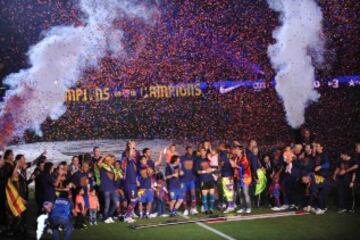 El Barcelona celebra en el Camp Nou su ttulo nmero veinte con su aficin.