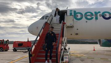 Brais Mendez baja del avión en Pamplona a la vuelta de Lisboa.