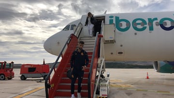 Brais Mendez baja del avión en Pamplona a la vuelta de Lisboa.