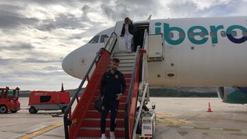 Brais Mendez Baja del avión en Pamplona a la vuelta de Lisboa.