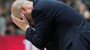 El entrenador del Baskonia, Joan Peñarroya, se desespera durante el segundo partido de los cuartos de final de Liga ACB de baloncesto ante el Joventut.