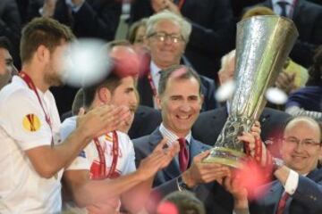 14 de mayo de 2014, final de la Europa League entre el Sevilla y el Benfica disputada en Turín. El Sevilla ganó en la tanda de penaltis por 4-2. El Rey Felipe VI con el trofeo.