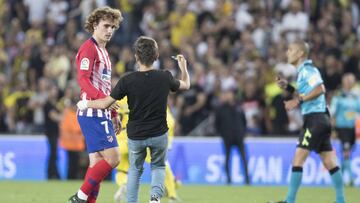 Un niño saltó al campo en Jerusalén para conseguir la firma del francés.