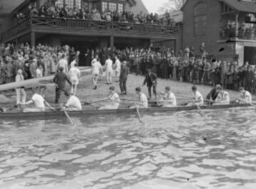 Marzo 1929, los equipos recogen las embarcaciones tras la finalizaci¨®n de la carrera.