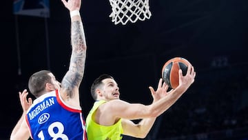 TOL20. ESTAMBUL (TURQUÍA), 08/03/2019.- El base francés del Barcelona Thomas Heurtel (d) disputa un balón con el alero francés del Andalou Efes Adrien Moerman (i) durante el partido entre ambos equipos, correspondiente a la Euroliga de baloncesto, este viernes en Estambul (Turquía). EFE/ Tolga Bozoglu