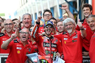 Francesco Bagnaia celebra su victoria con el equipo de mecánicos de Ducati.