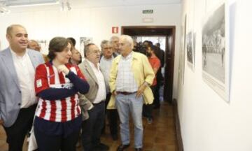 La exposición muestra la vinculación de San Lorenzo de El Escorial con el club rojiblanco a lo largo de la historia. La alcaldesa de San Lorenzo Blanca Juárez.