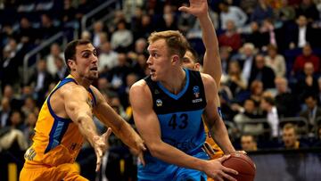 HYJ00. BERLÍN (ALEMANIA), 30/01/2018.- El jugador de Alba Berlín Luke Sikma (c) en acción contra Herbalife Gran Canaria hoy, martes 30 de enero de 2018, durante un partido de baloncesto de la Eurocopa disputado en el Arena Mercedez-Be