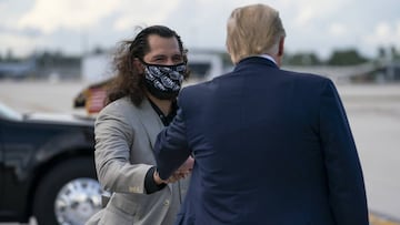 El presidente Donald Trump saluda al luchador de la UFC, Jorge Masvidal, despu&eacute;s de llegar al Aeropuerto Internacional de Miami el jueves 15 de octubre de 2020 en Miami.