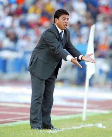 El bicampeón mundial con la Albiceleste también se coronó como técnico en el Fútbol Mexicano después de su paso triunfal por River Plate. En el Clausura 2003 fue campeón con Rayados de Monterrey, el segundo en la historia de la institución.