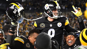 PITTSBURGH, PA - NOVEMBER 26: Chris Boswell #9 of the Pittsburgh Steelers celebrates with teammates after kicking a 53 yard field goal to give the Pittsburgh Steelers a 31-28 win over the Green Bay Packers during the game at Heinz Field on November 26, 2017 in Pittsburgh, Pennsylvania.   Joe Sargent/Getty Images/AFP
 == FOR NEWSPAPERS, INTERNET, TELCOS &amp; TELEVISION USE ONLY ==