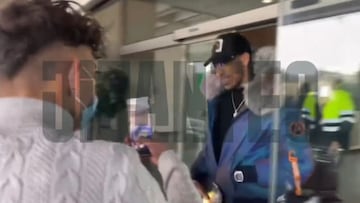 Cazan a Aubameyang en el aeropuerto de Barcelona