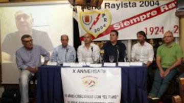 JUNTOS. Mel (por videoconferencia), Poblador, Luquero, Paco, Sandoval, Ortiz y Jimeno participaron en el coloquio de la peña rayista 2004.