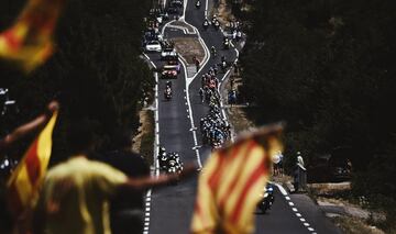 El pelotón durante la decimoquinta etapa del Tour de Francia 2021.