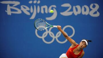 La tenista china Peng Shuai saca durante su partido ante Carla Su&aacute;rez en los Juegos Ol&iacute;mpicos de Pek&iacute;n 2008.