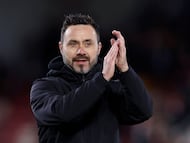 FILE PHOTO: Soccer Football - Premier League - Brentford v Brighton & Hove Albion - Brentford Community Stadium, London, Britain - April 3, 2024 Brighton & Hove Albion manager Roberto De Zerbi applauds fans after the match Action Images via Reuters/Peter Cziborra NO USE WITH UNAUTHORIZED AUDIO, VIDEO, DATA, FIXTURE LISTS, CLUB/LEAGUE LOGOS OR 'LIVE' SERVICES. ONLINE IN-MATCH USE LIMITED TO 45 IMAGES, NO VIDEO EMULATION. NO USE IN BETTING, GAMES OR SINGLE CLUB/LEAGUE/PLAYER PUBLICATIONS./File Photo