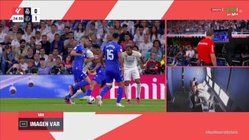 El penalti de Aleñá a Bellingham que señaló Melero López y luego revocó tras revisar la jugada en el monitor del VAR en el Real Madrid-Getafe de la jornada 4 de LaLiga EA Sports.