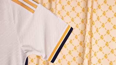 La prenda está coronada por detalles ocres aplicados a las tres bandas, finalizadas con hilos dorados que ponen de manifiesto la hegemonía futbolística del campeón de Europa.