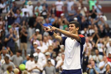 Después de ganar partidos en Australia, Roland Garros y Wimbledon, Carlos Alcaraz alcanzó el pleno de triunfos en su primer año de Grand Slams en el US Open. La pista Arthur Ashe, la más grande del mundo, fue testigo de la explosión de fuerza y talento del prodigio murciano, que en tercera ronda del major neoyorquino logró la que hasta ahora es la victoria más alucinante de su carrera. El pupilo de Juan Carlos Ferrero se impuso al número tres del ranking, Stefanos Tsitsipas, en un duelo épico que se prolongó hasta las 4 horas y 7 minutos: 6-3, 4-6, 7-6, 0-6 y 7-6. “Nunca vi a nadie pegarle con tanta fuerza a la pelota”, dijo el griego al acabar el partido. Primera de muchas gestas que, a buen seguro, dejará Alcaraz en años venideros.