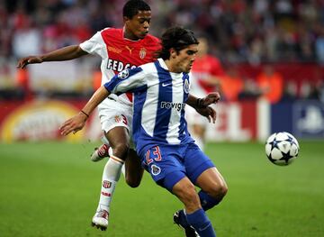 Pívote defensivo que tan sólo disputó una temporada en el equipo portugués. Fundamental para Mourinho en todas las competiciones, llegó a disputar 41 encuentros como blanquiazul. Ganó, además de la Champions, la liga y la Supercopa de Portugal.  
