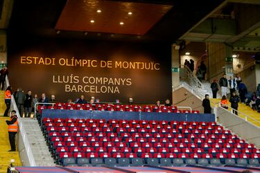 El partido entre el Barcelona y el Osasuna fue suspendido por el fallecimiento del médico del equipo, Carles Miñarro. La noticia se supo minutos antes del encuentro, y fue el mismo presidente del Barça, Joan Laporta, el que bajó al vestuario para comunicar a los jugadores que el partido no se disputaría.