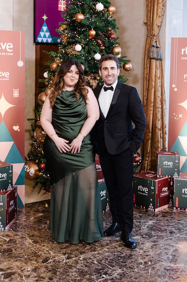La actriz y cómica Lalachus y el periodista Aitor Albizua posan durante la presentación de la programación navideña de RTVE en el Teatro Real de Madrid.   